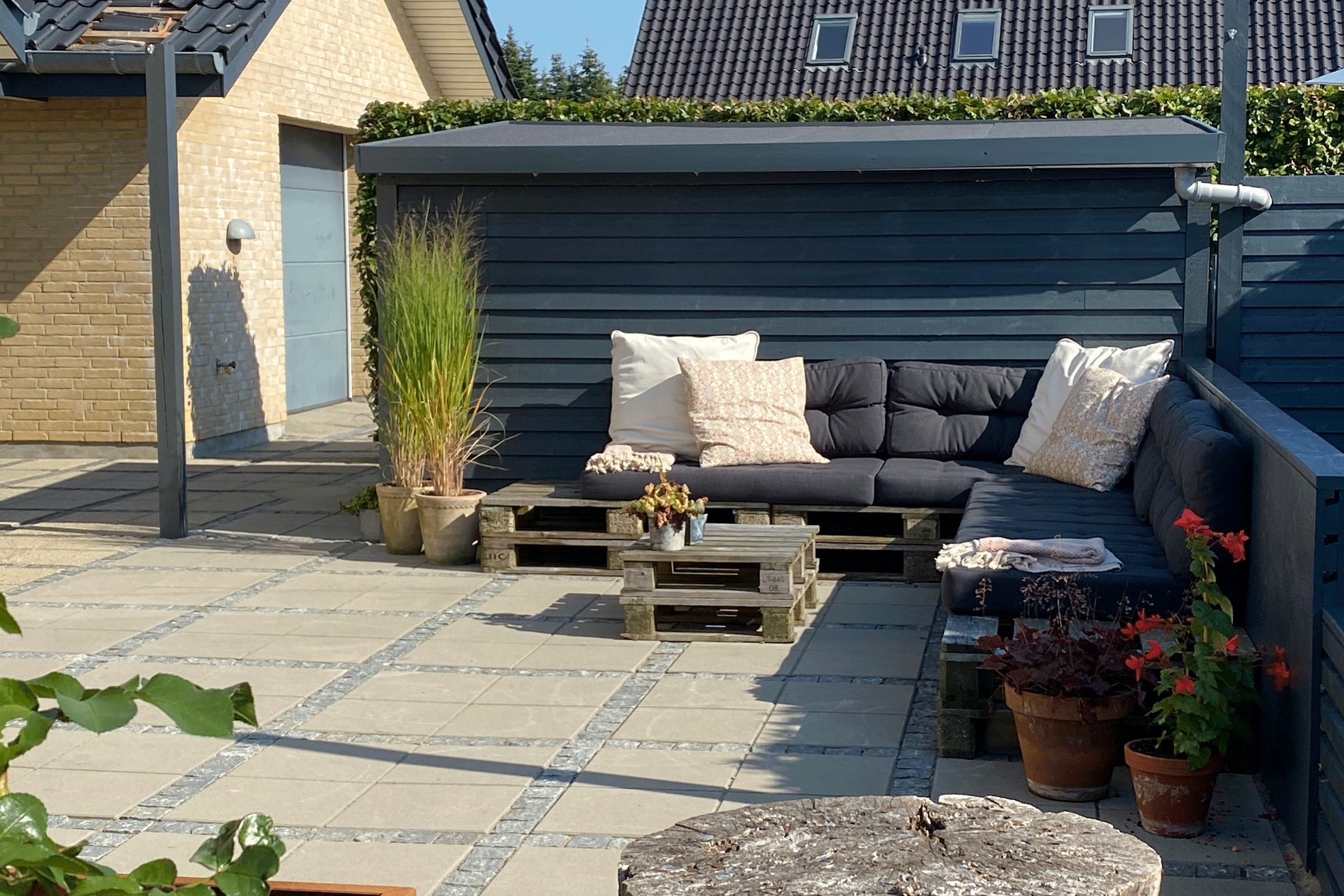 vedligeholdelsesfri have med terrasse og afslapning vedligeholdelsesfri have med terrasse og afslapning